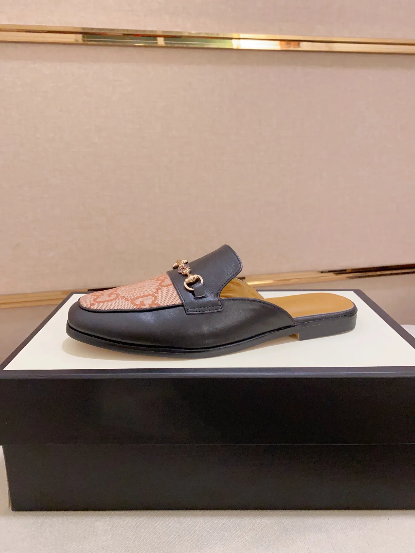 Men's shoes 💰: 380💰 (Gucci). The latest trendy shoes, casual Baotou mops, popular in physical stores, sizes 38-44. New and comfortable, imported custom-made original cowhide, with unique sequin element design. With sheepskin lining, original bottom, high-end packaging and high quality💪Details determine the quality, you can enter and leave the counter at will, welcome to compare!